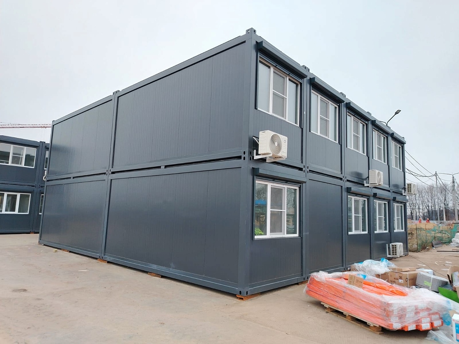 Комплекс из двух модульных офисов без общей кровли