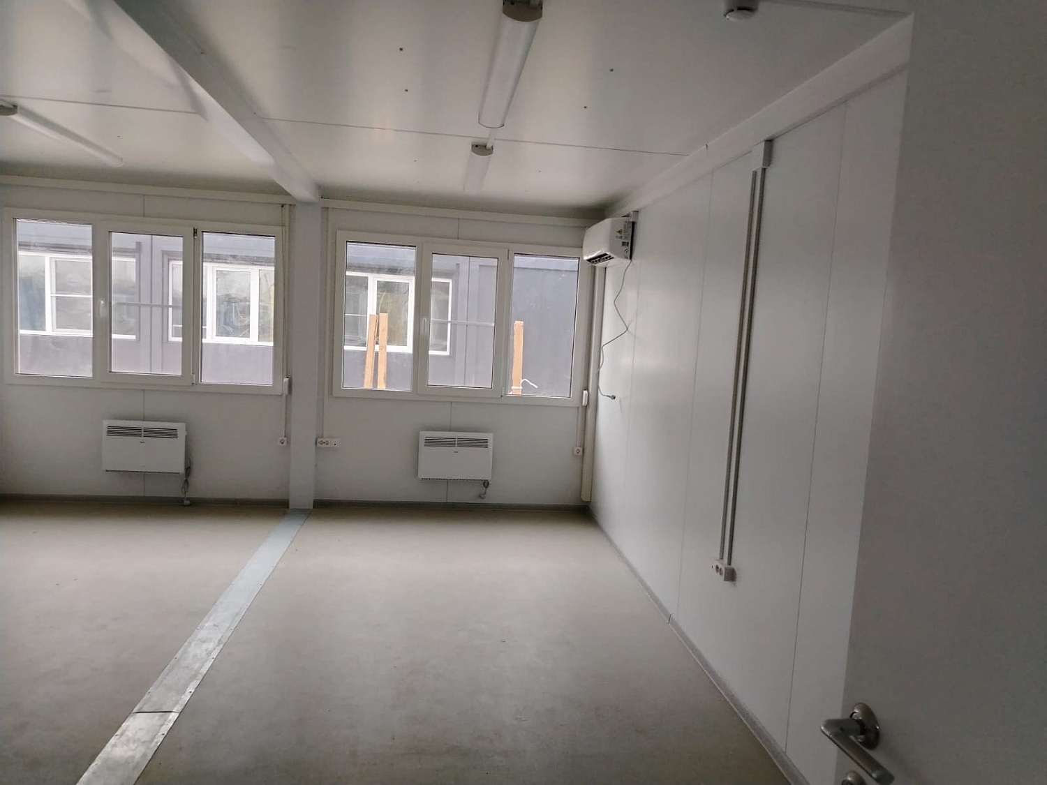 Комплекс из двух модульных офисов без общей кровли